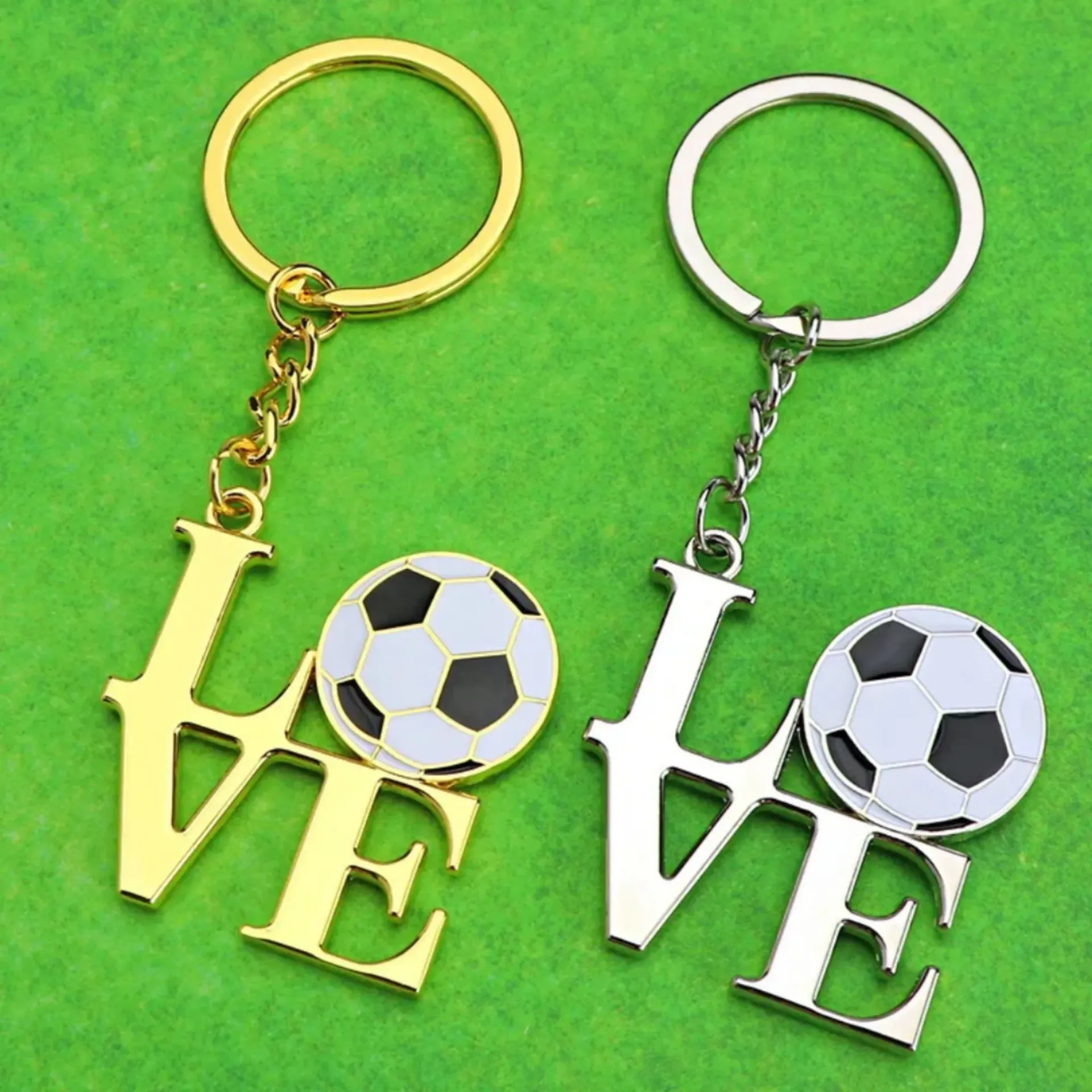 Metal keychain "LOVE"